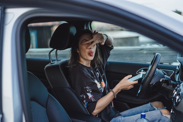 Free photo young beautiful woman driving car. portrait close-up