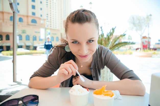 Free photo young beautiful woman eating ice cream