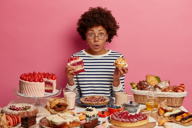 Free photo young beautiful woman enjoying a wholesome dinner