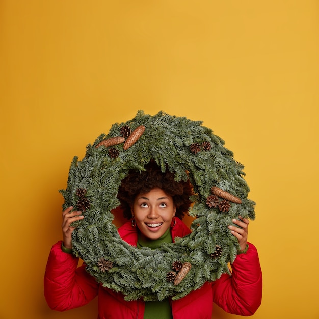 Free photo young beautiful woman holding christmas decorations