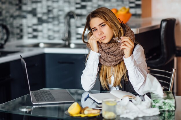 Free photo young beautiful woman at home feeling unwell and coughing as symptom for cold or bronchitis