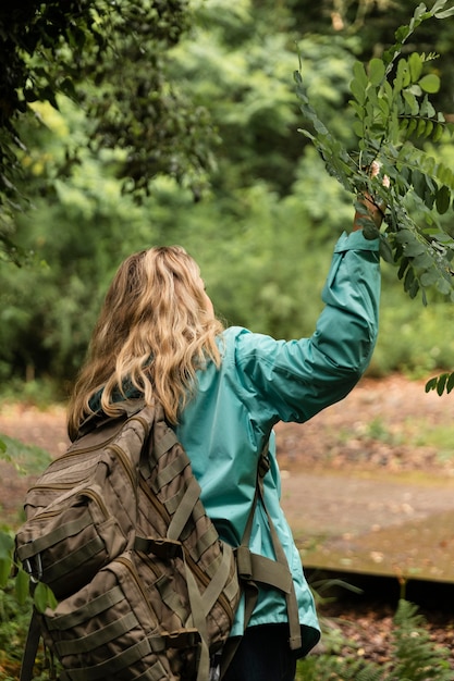 Free photo young beautiful woman traveling in the mountains