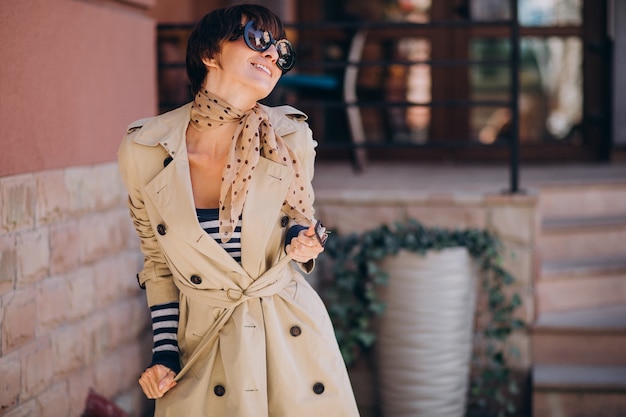 Free photo young beautiful woman walking on a sunny day