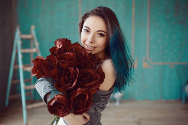 Free photo young and beautiful woman with bouquet of roses