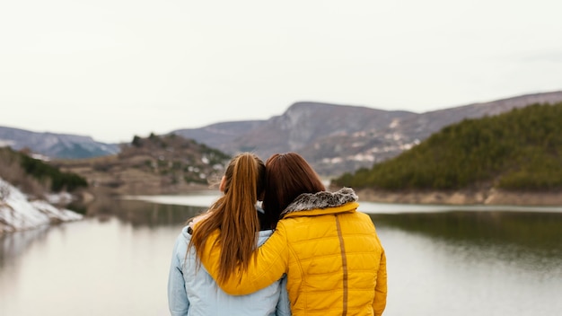 Free photo young beautiful women in nature