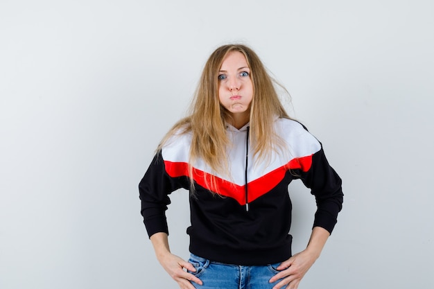 Free photo young blonde woman in a jacket and jeans