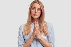 Free photo young blonde woman wearing blue shirt