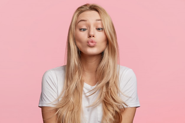 Free Photo young blonde woman with white t-shirt