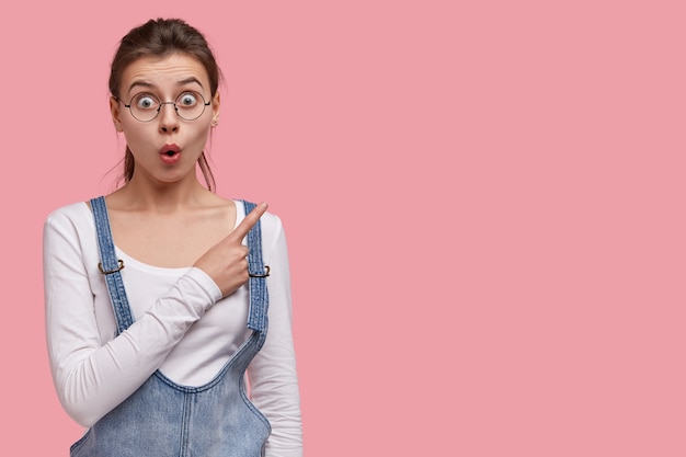 Free Photo young brunette woman in denim overalls