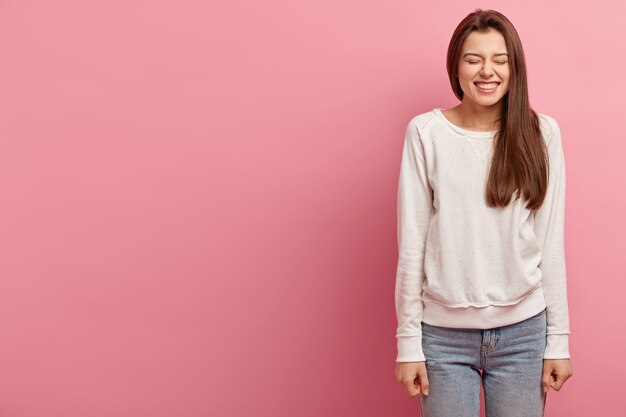 Free Photo young brunette woman in jeans and sweater