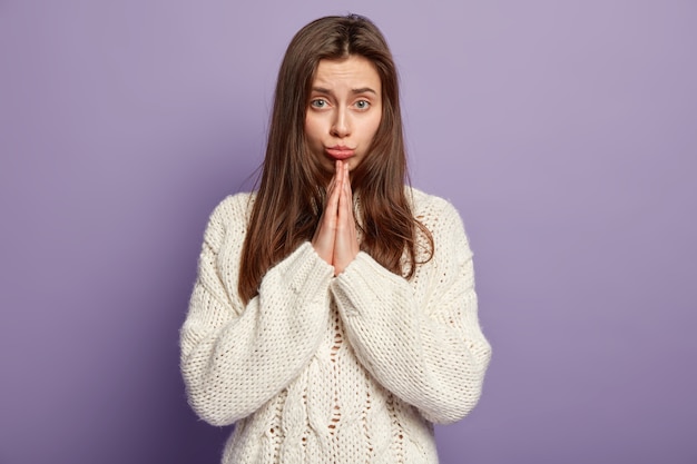 Free photo young brunette woman wearing white sweater