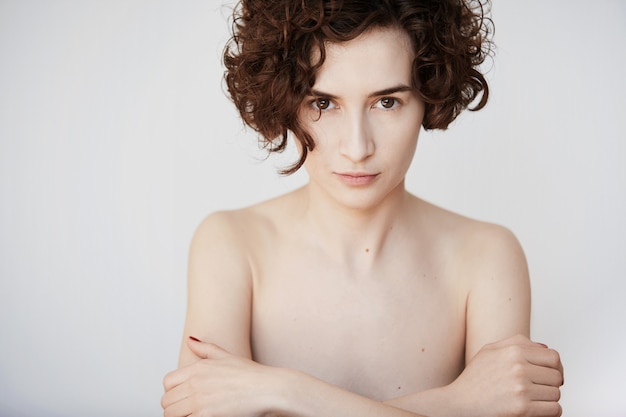 Free photo young brunette woman with curly hair