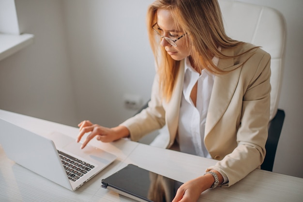 Free Photo young business woman working on computer in office