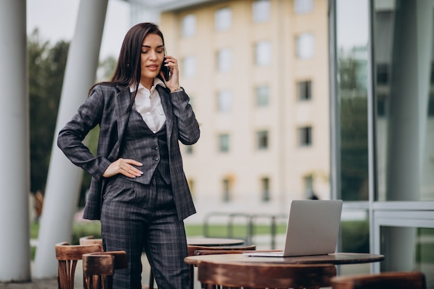 Free Photo young business woman working on laptop