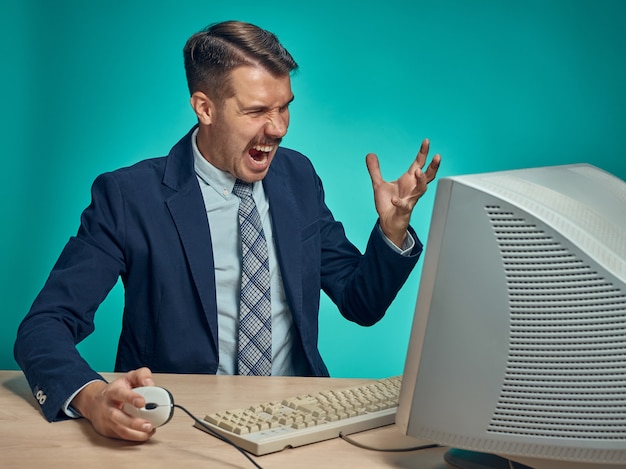 Free photo young businessman using computer at the office