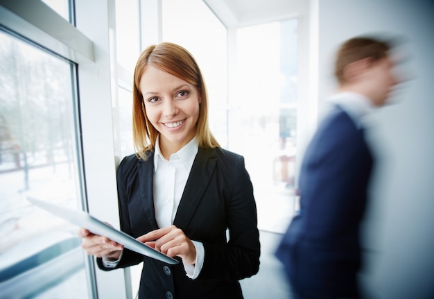 Free photo young businesswoman looking for information on the tablet