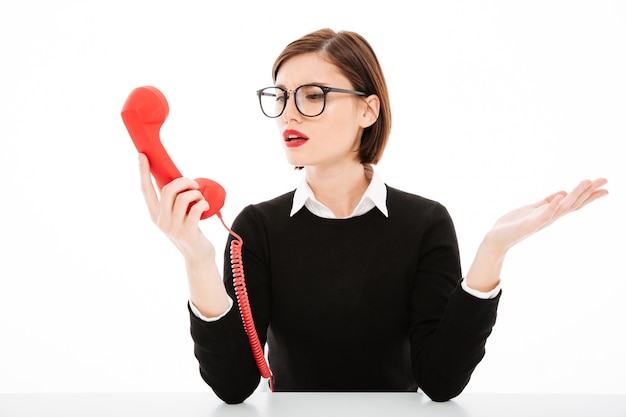 Free photo young businesswoman talking by phone