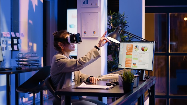 Free photo young businesswoman working with vr glasses