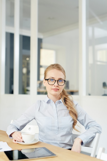 Free photo young businesswoman