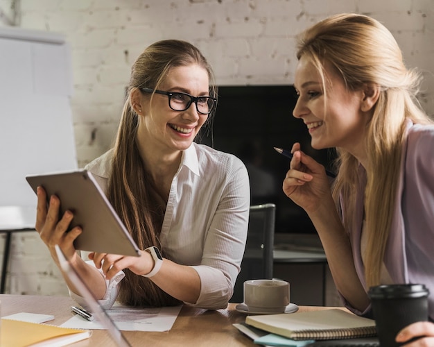 Free photo young businesswomen having a meeting