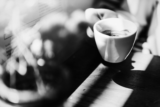 Free photo young caucasian woman at a coffee shop