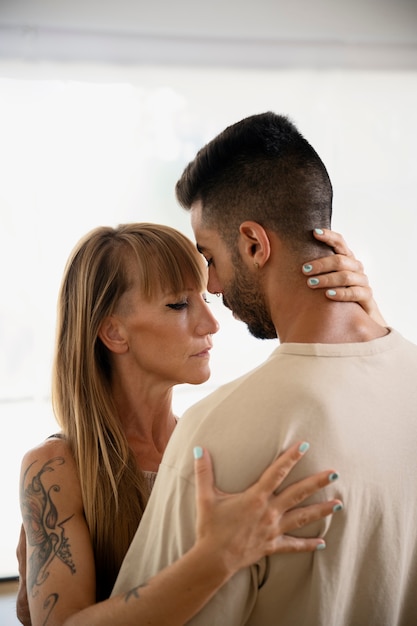 Free photo young couple dancing bachata