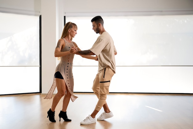 Free photo young couple dancing bachata