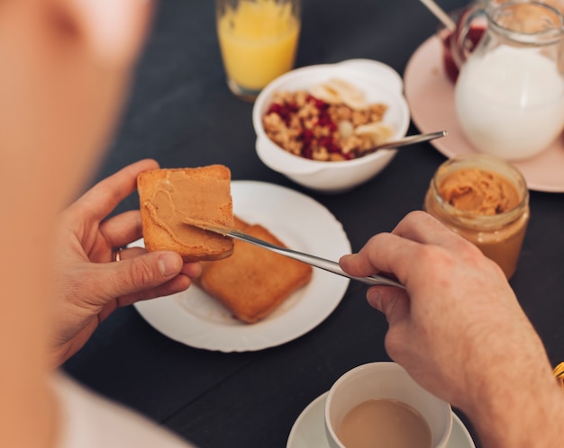 Free photo young couple having breakfast