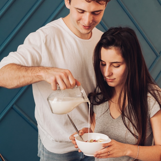 Free photo young couple having breakfast