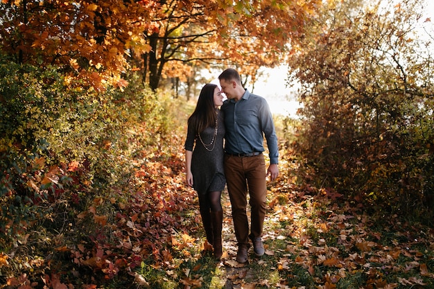 Free photo young couple in love. a love story in the autumn forest park