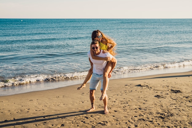 Free photo young couple at the shoreline