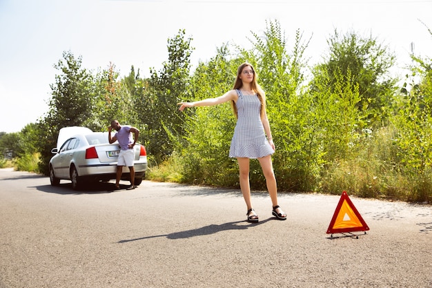 Free photo young couple traveling on the car in sunny day