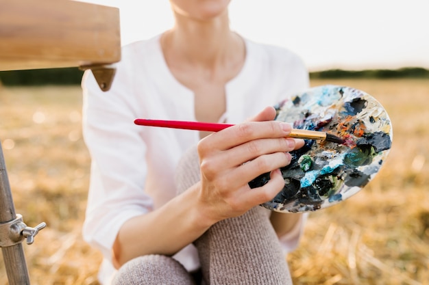 Free photo young creative woman holding painting palette