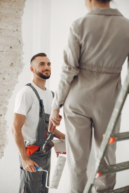 Free Photo the young and cute couple repairs the room