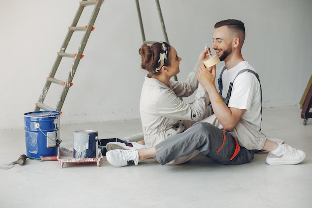 Free Photo the young and cute couple repairs the room