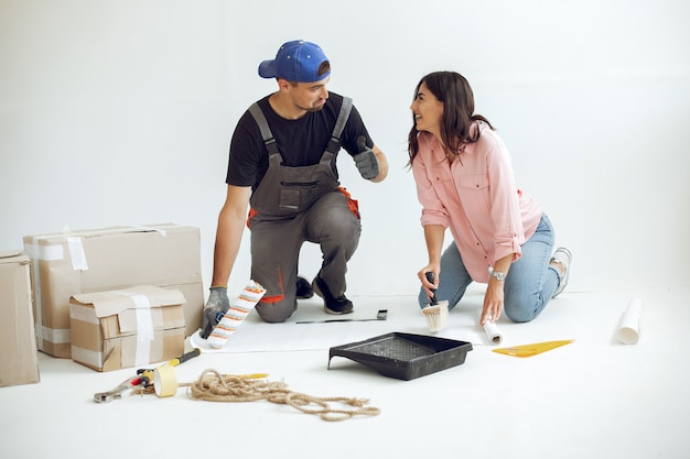 Free Photo the young and cute family repairs the room