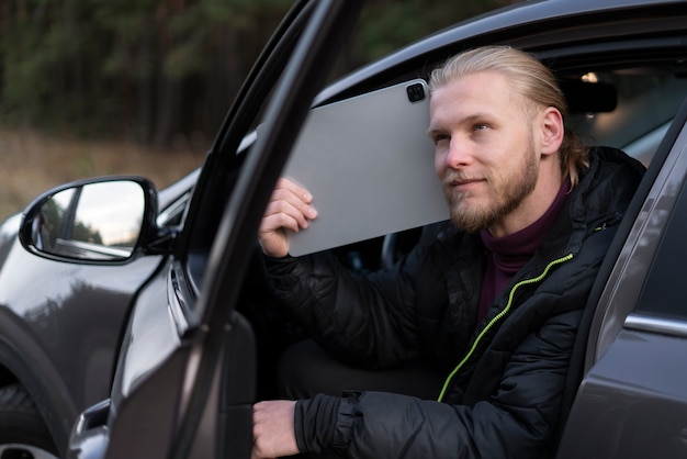 Free photo young digital nomad traveling in  winter time