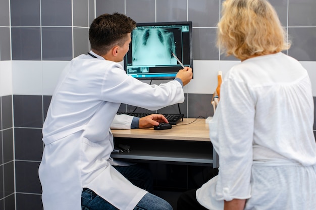 Free photo young doctor showing a radiography