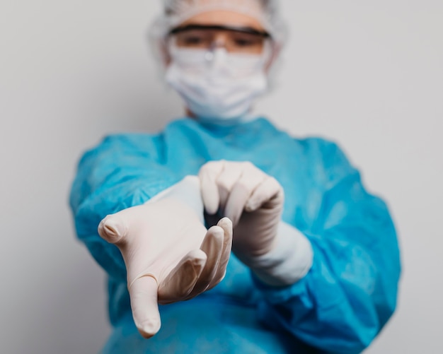 Free photo young doctor wearing a face mask