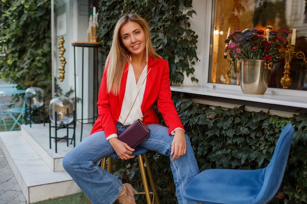 Free photo young european  confident woman with   candid smile posing outdoor in the bar