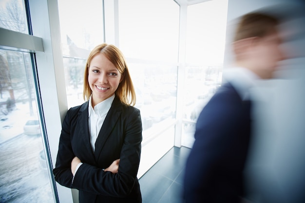 Free photo young executive woman with crossed arms