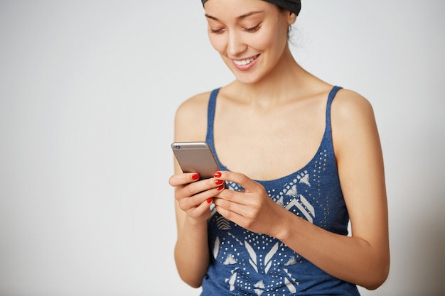 Free photo young female entrepreneur enjoying free wireless internet connection at home