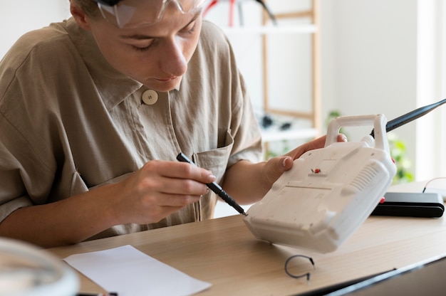 Free photo young female inventor in her workshop