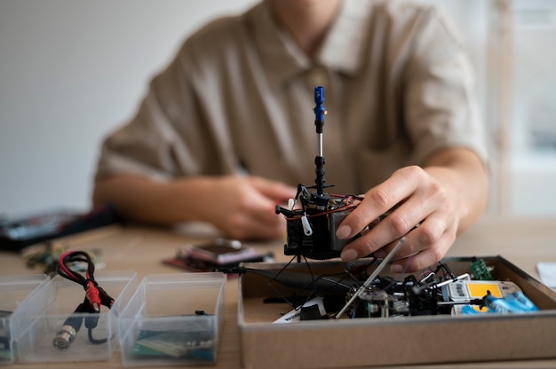 Free photo young female inventor in her workshop