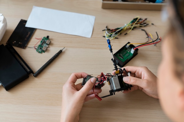 Free photo young female inventor in her workshop