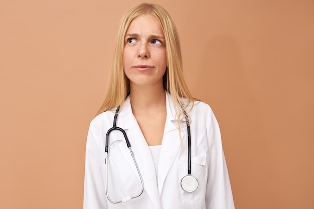 Free photo young female physician with straight blonde hair and stethoscope around her neck