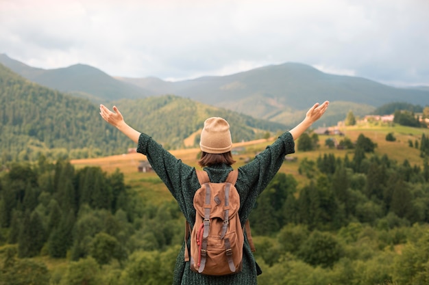 Free photo young female traveler enjoying rural surroundings