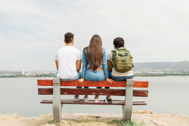 Free photo young friends enjoying nature