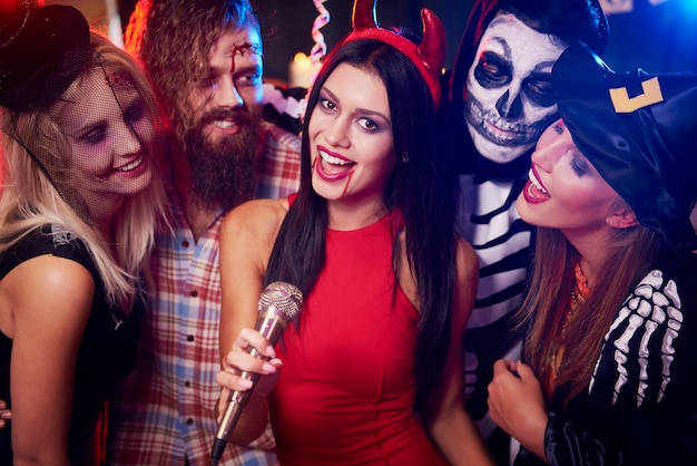 Free photo young friends having fun at halloween party