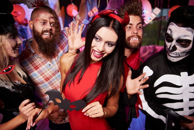 Free photo young friends having fun at halloween party